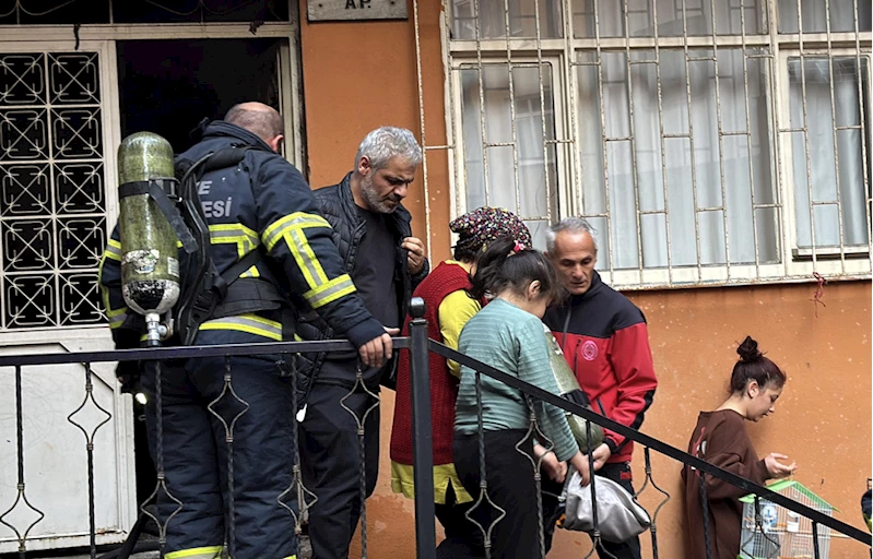 Rize'de bir binanın giriş katında çıkan yangın söndürüldü