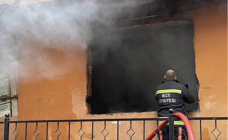 Rize'de bir binanın giriş katında çıkan yangın söndürüldü