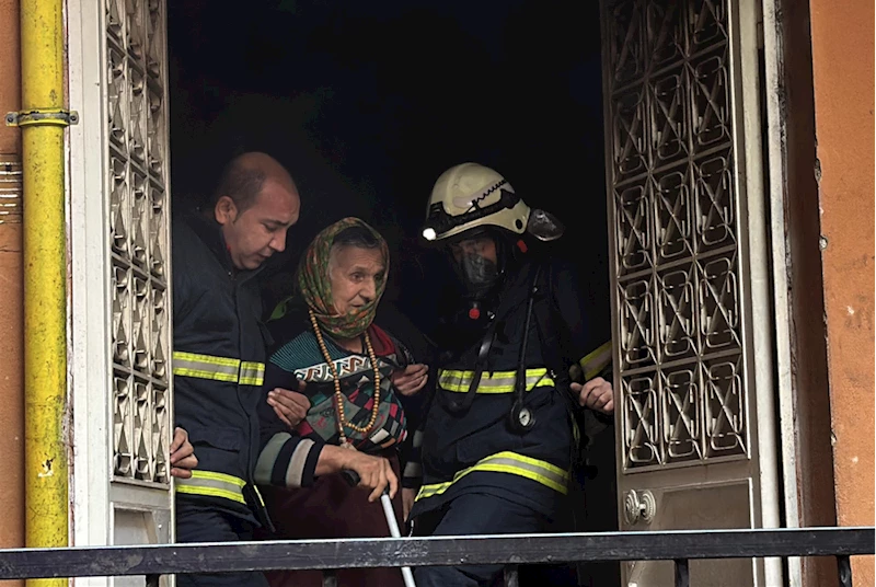 Rize'de bir binanın giriş katında çıkan yangın söndürüldü