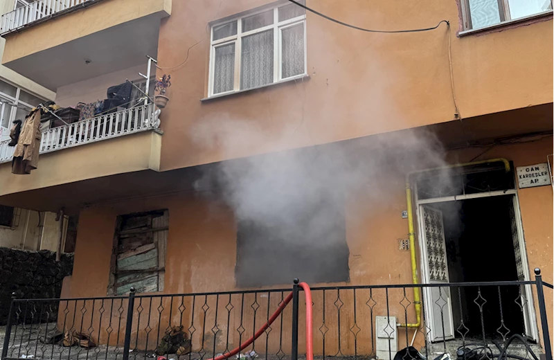 Rize'de bir binanın giriş katında çıkan yangın söndürüldü