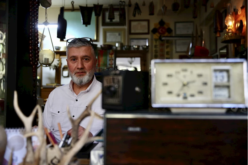 Eski eşyaları toplayan tespih ustasının atölyesi adeta müzeye dönüştü