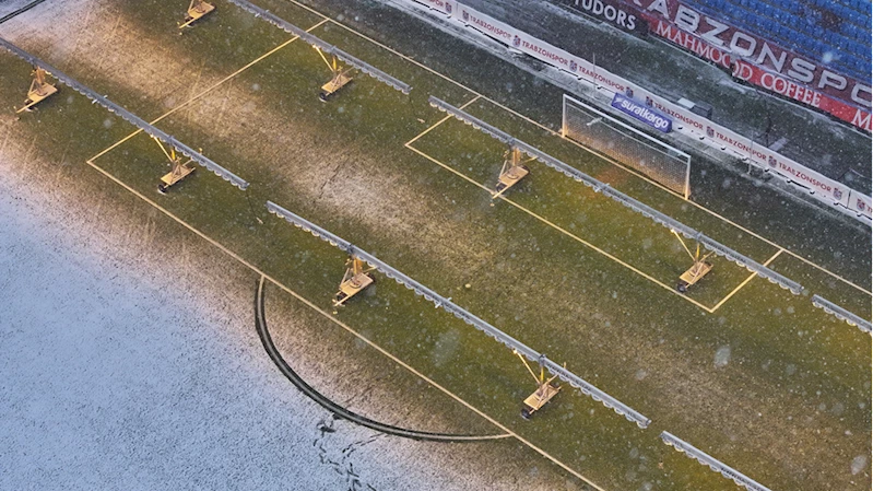 Trabzonspor-Gaziantep FK maçının oynanacağı Papara Park'ta kar yağışı etkili oluyor