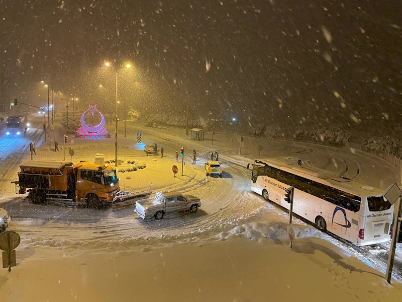 Karadeniz Sahil Yolu'nun Trabzon-Giresun güzergahı, iki tırın çarpışması sonucu ulaşıma kapandı