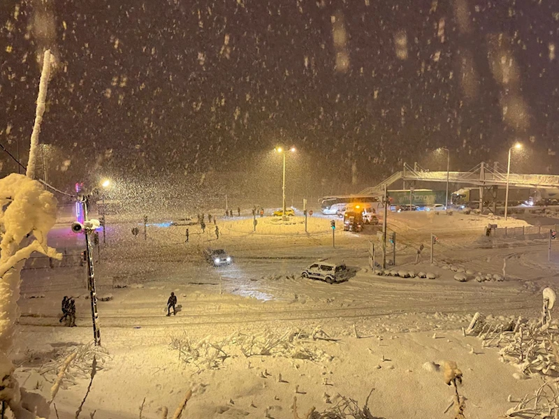 Karadeniz Sahil Yolu'nun Trabzon-Giresun güzergahı, iki tırın çarpışması sonucu ulaşıma kapandı