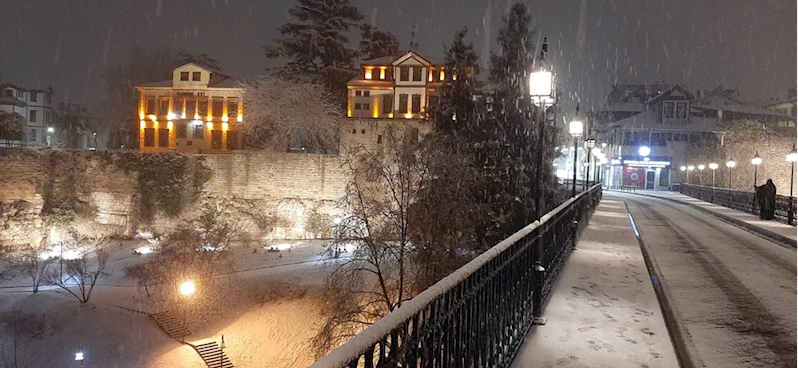 Trabzon'da kar yağışı etkili oluyor