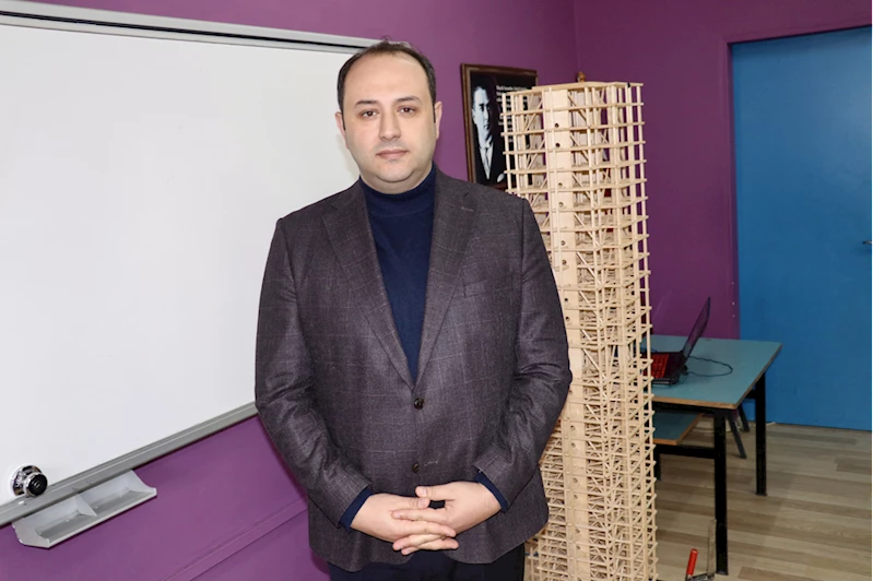 Trabzon'da akademisyenler ortaokul öğrencilerine deprem teknolojilerini tanıttı