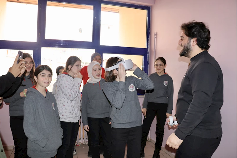 Trabzon'da akademisyenler ortaokul öğrencilerine deprem teknolojilerini tanıttı