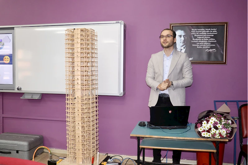 Trabzon'da akademisyenler ortaokul öğrencilerine deprem teknolojilerini tanıttı