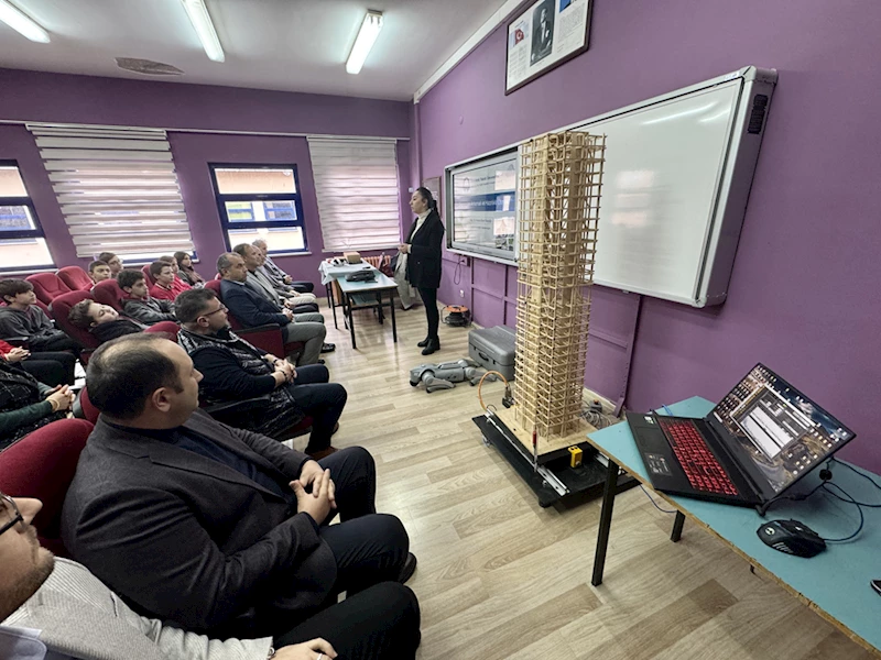 Trabzon'da akademisyenler ortaokul öğrencilerine deprem teknolojilerini tanıttı