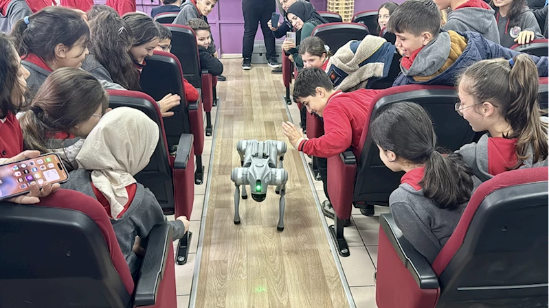 Trabzon'da akademisyenler ortaokul öğrencilerine deprem teknolojilerini tanıttı