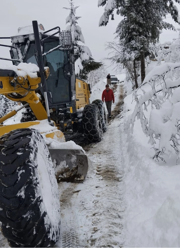 Giresun Belediyesi karla mücadele çalışmalarını sürdürüyor