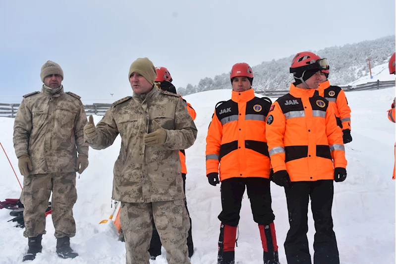 Zigana Dağı'nda üniversite öğrencilerine arama kurtarma eğitimi verildi