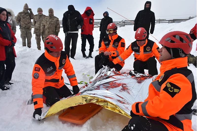 Zigana Dağı'nda üniversite öğrencilerine arama kurtarma eğitimi verildi