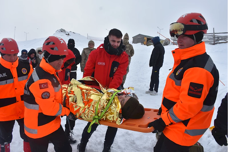 Zigana Dağı'nda üniversite öğrencilerine arama kurtarma eğitimi verildi