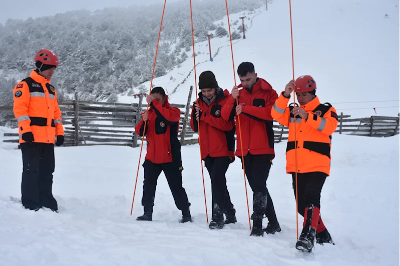 Zigana Dağı'nda üniversite öğrencilerine arama kurtarma eğitimi verildi