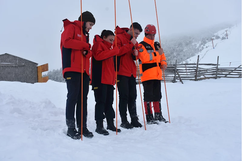 Zigana Dağı'nda üniversite öğrencilerine arama kurtarma eğitimi verildi