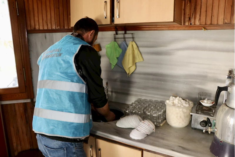 Denetimli serbestlikten faydalanan hükümlü, haftada 5 gün cami temizliyor