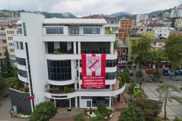 YER KIRMIZI GÖK BEYAZ