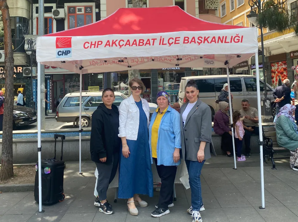 CHP’Lİ KADINLAR İMZA NÖBETİNDE