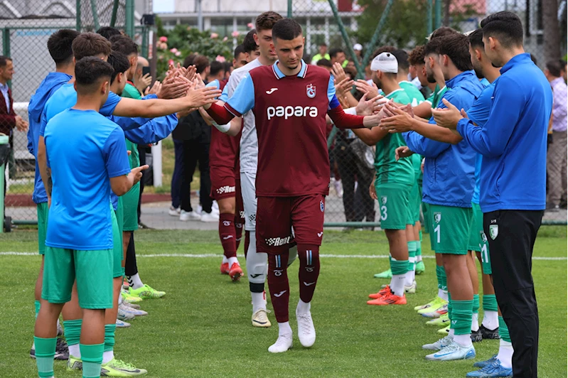 19 Yaş Altı Elit A Ligi Şampiyonu Trabzonspor kupasını aldı
