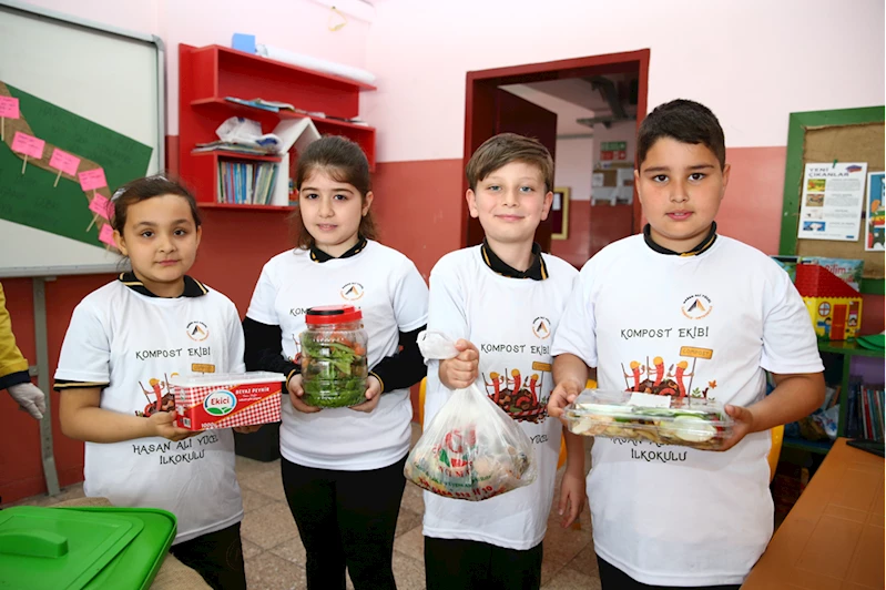 Evlerinden getirdikleri gıda atıklarını okulda gübreye çevirdiler