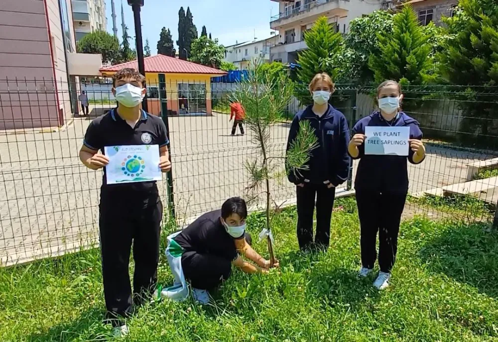 ÖĞRENCİLER ÇEVRE İÇİN EL ELE VERDİ 