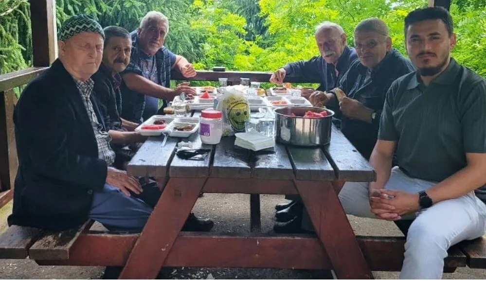 HUZUREVİ SAKİNLERİNDEN MANGAL KEYFİ