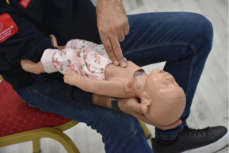 Sağlıkçılardan 3 bin kamu çalışanına Heimlich manevrası eğitimi
