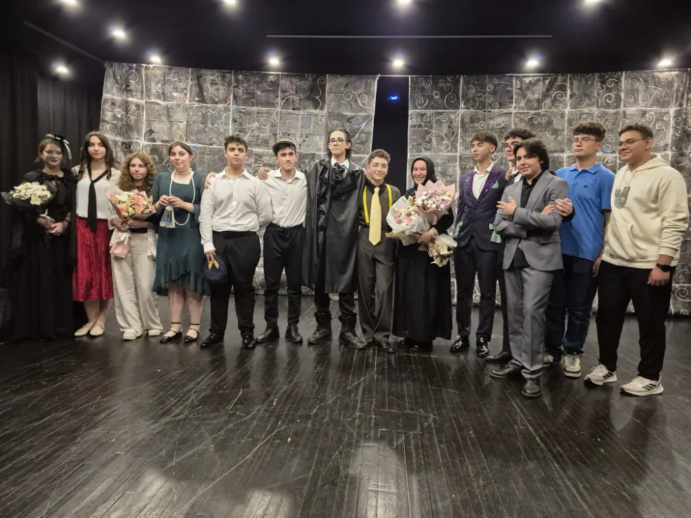 “KOMŞU ÇOCUĞUN LİSESİ” SAHNEYE DAMGA VURDU