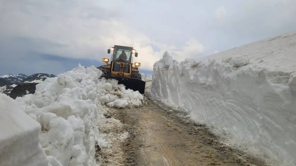 YAYLA YOLLARINDA KARLA MÜCADELE SÜRÜYOR
