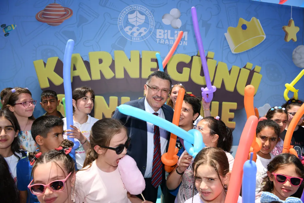 BAŞKAN GENÇ, ÇOCUKLARIN KARNE SEVİNCİNE ORTAK OLDU