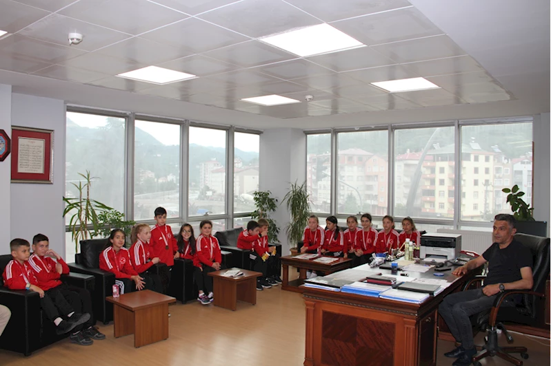 Karate sporcularından Yağlıdere Belediye Başkanı İbaş