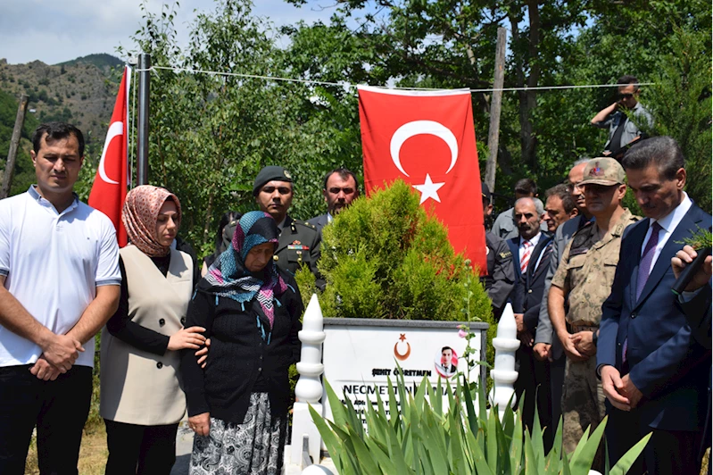 Şehit öğretmen Necmettin Yılmaz kabri başında anıldı
