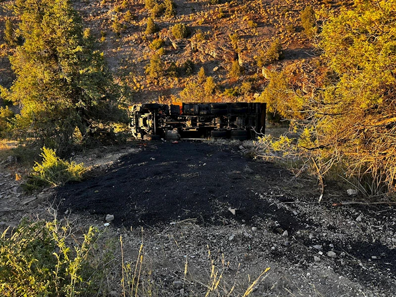 Giresun'da şarampole devrilen asfalt yüklü kamyonun sürücüsü yaralandı
