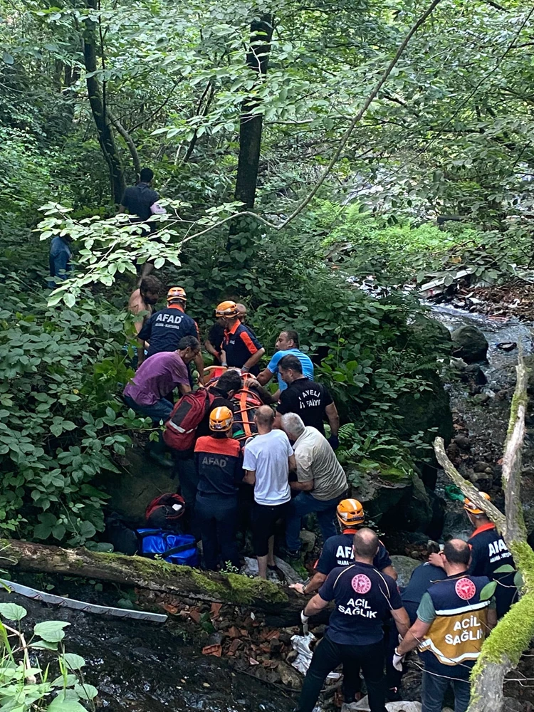 Rize'de dereye yuvarlanan otomobilin sürücüsü yaralandı