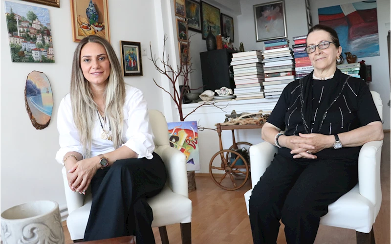 Anne-kız bir tablet bir mikrofonla Karadeniz ağzını dijital illüstrasyona taşıdı