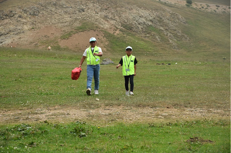 Yaylada çöpleri toplayan iki kardeş "çevre müfettişi" oldu