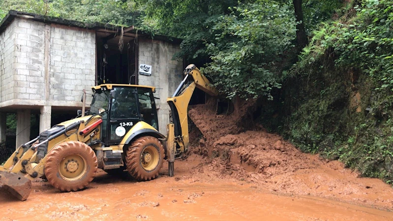 Rize'nin bazı ilçelerinde heyelanlar meydana geldi
