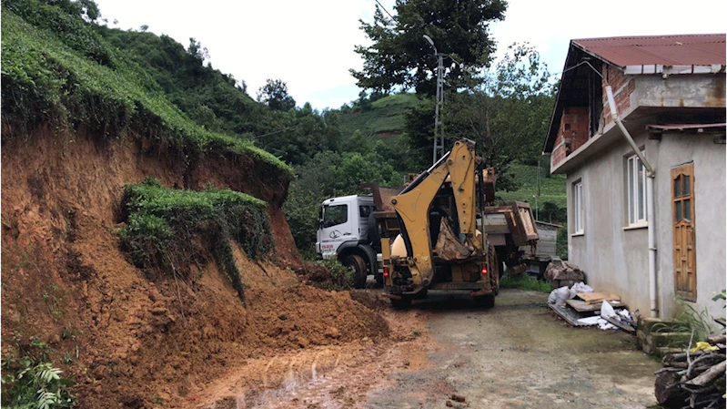 Rize'nin bazı ilçelerinde heyelanlar meydana geldi