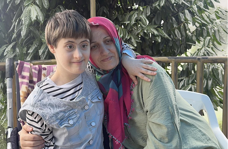 Down sendromlu kızını patika yolu kullanarak evlerine götürüyor