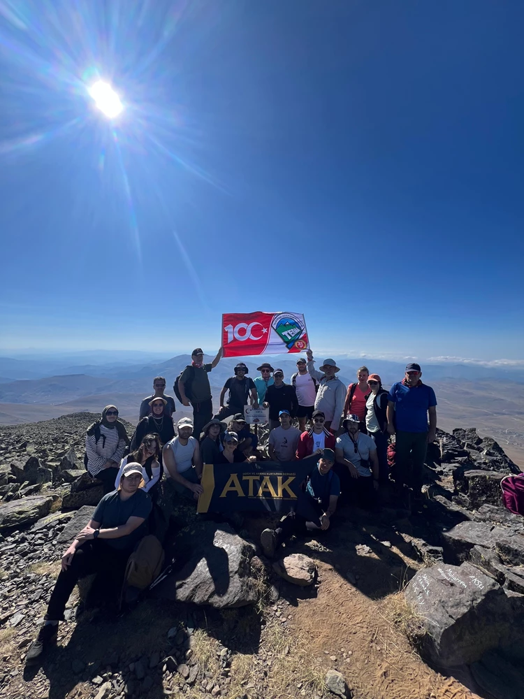 Giresun ve Trabzonlu sporcular Karagöl dağına tırmandı