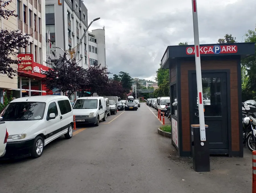 ESKİ BELEDİYE BİNASI ÖNÜNE DÜZEN GELDİ