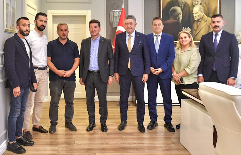 Ortahisar Belediye Başkanı Kaya, çocuklara şarkı söyleyen temizlik personeli ile bir araya geldi
