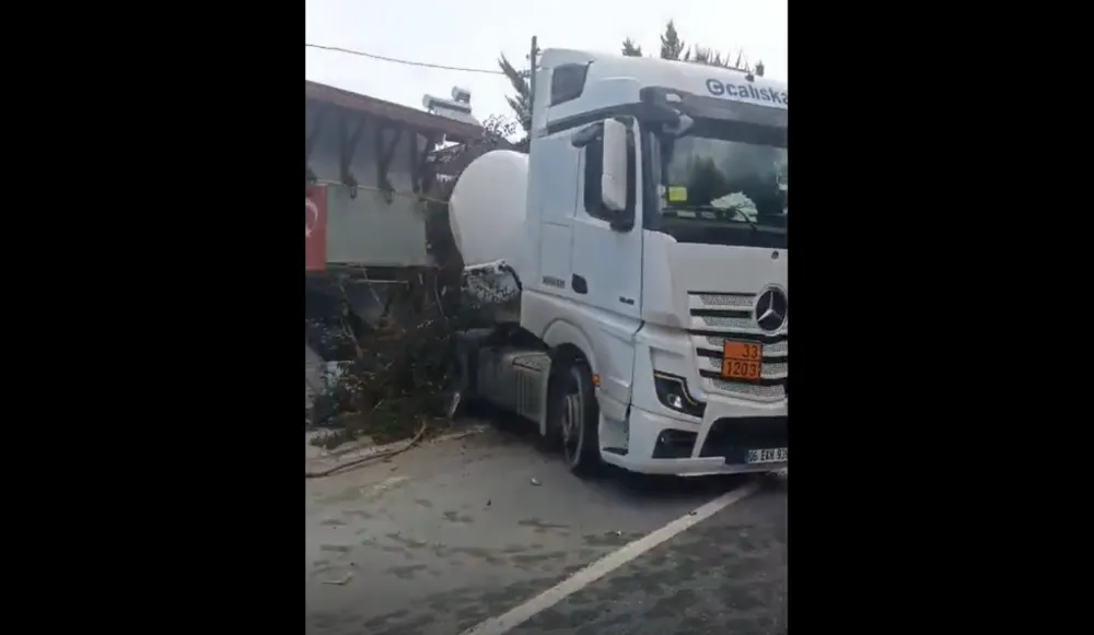 AKÇAABAT’TA YAKIT TANKERİ İLE OTOMOBİL ÇARPIŞTI