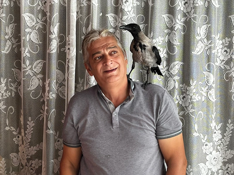 Fındık ikram ettiği kargayla dostluk kurdu