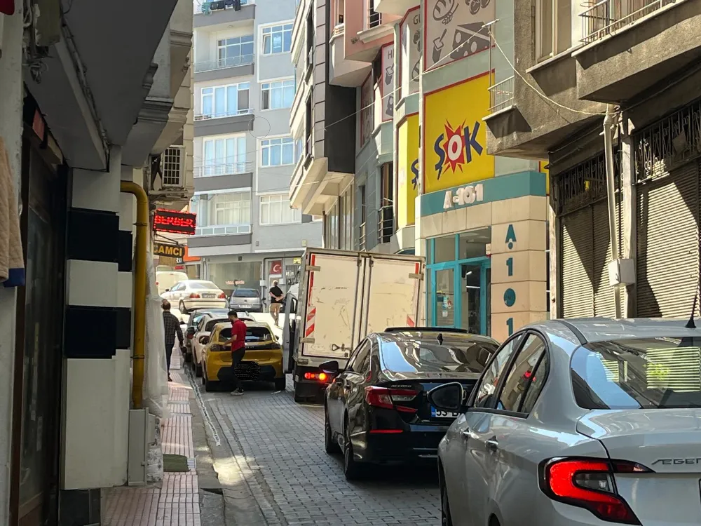 SABAH TRAFİĞİ PARKA TAKILDI