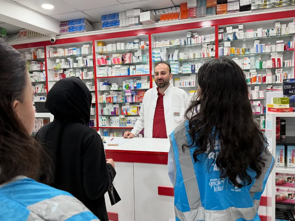AK GENÇLİK’TEN ECZACILARA KUTLAMA