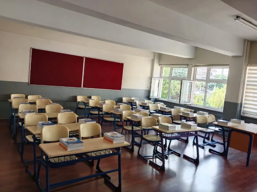 KİTAPLAR ÖĞRENCİLERİ BEKLİYOR