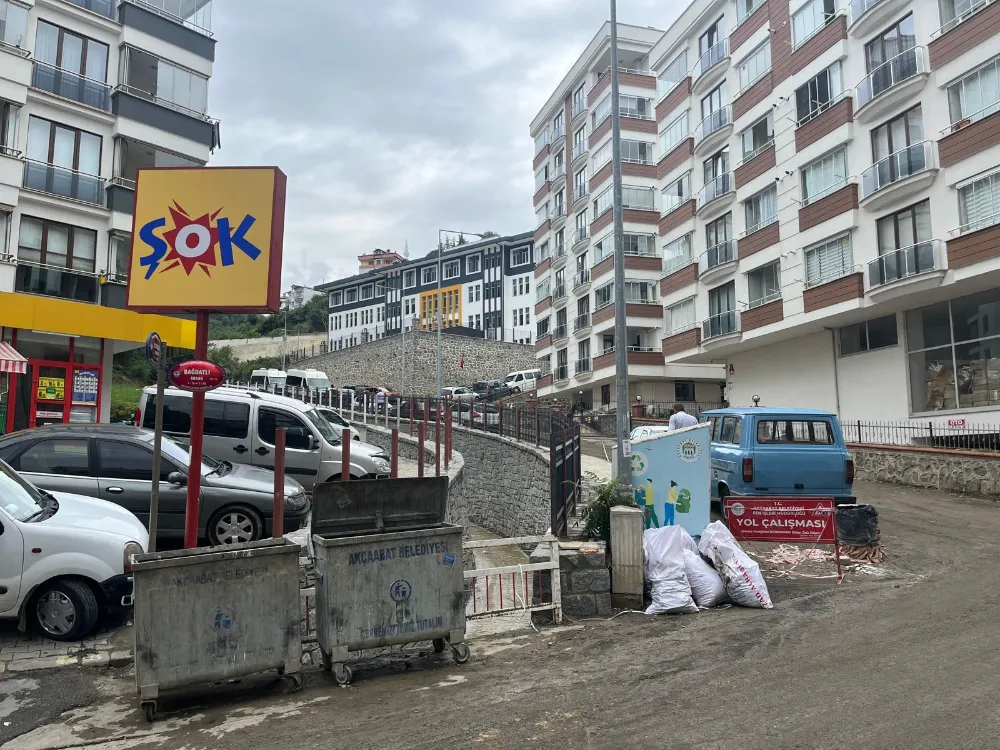 ÇAMURLU YOLLARDAN EĞİTİME ULAŞILIYOR!